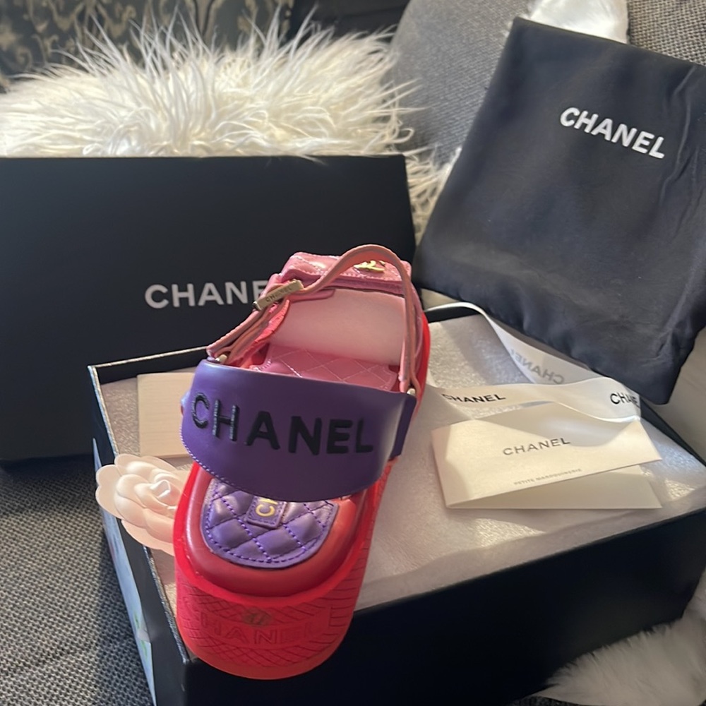 Channel interlocking platform sandals